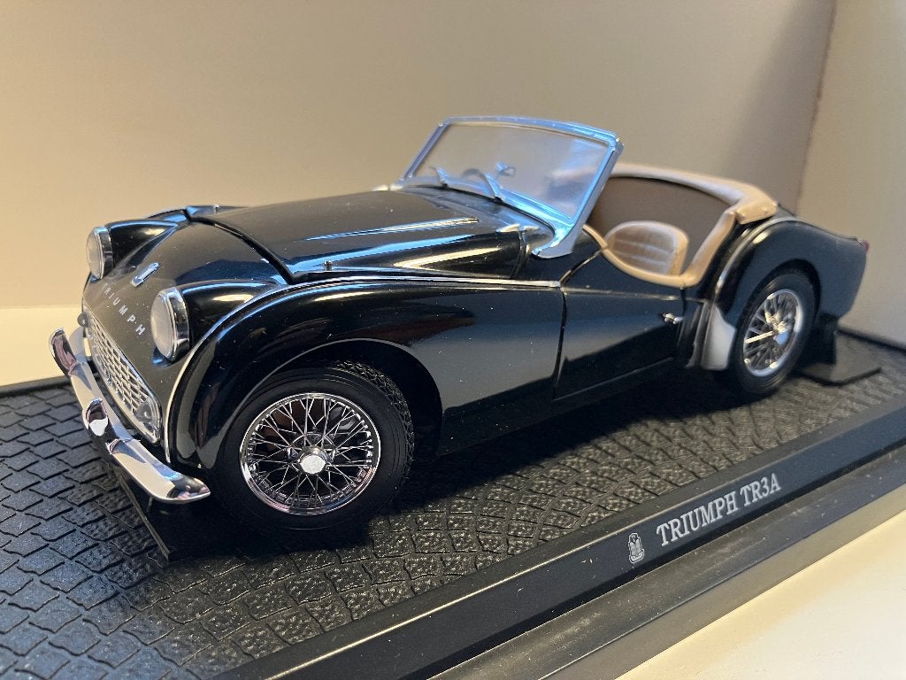 Truimph  TR3a  van 1958 in het zwart  1/18 Kyosho, Ophalen of Verzenden, Zo goed als nieuw, Auto, Kyosho