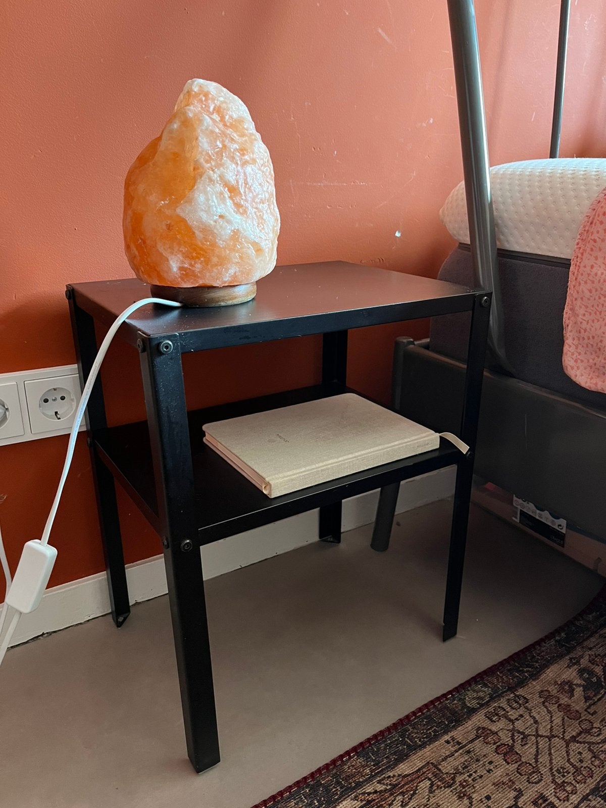 2 stuks zwarte, metalen nachtkastjes - IKEA KNARREVIK, Huis en Inrichting, Ophalen, Zo goed als nieuw, Metaal of Aluminium, Minder dan 45 cm