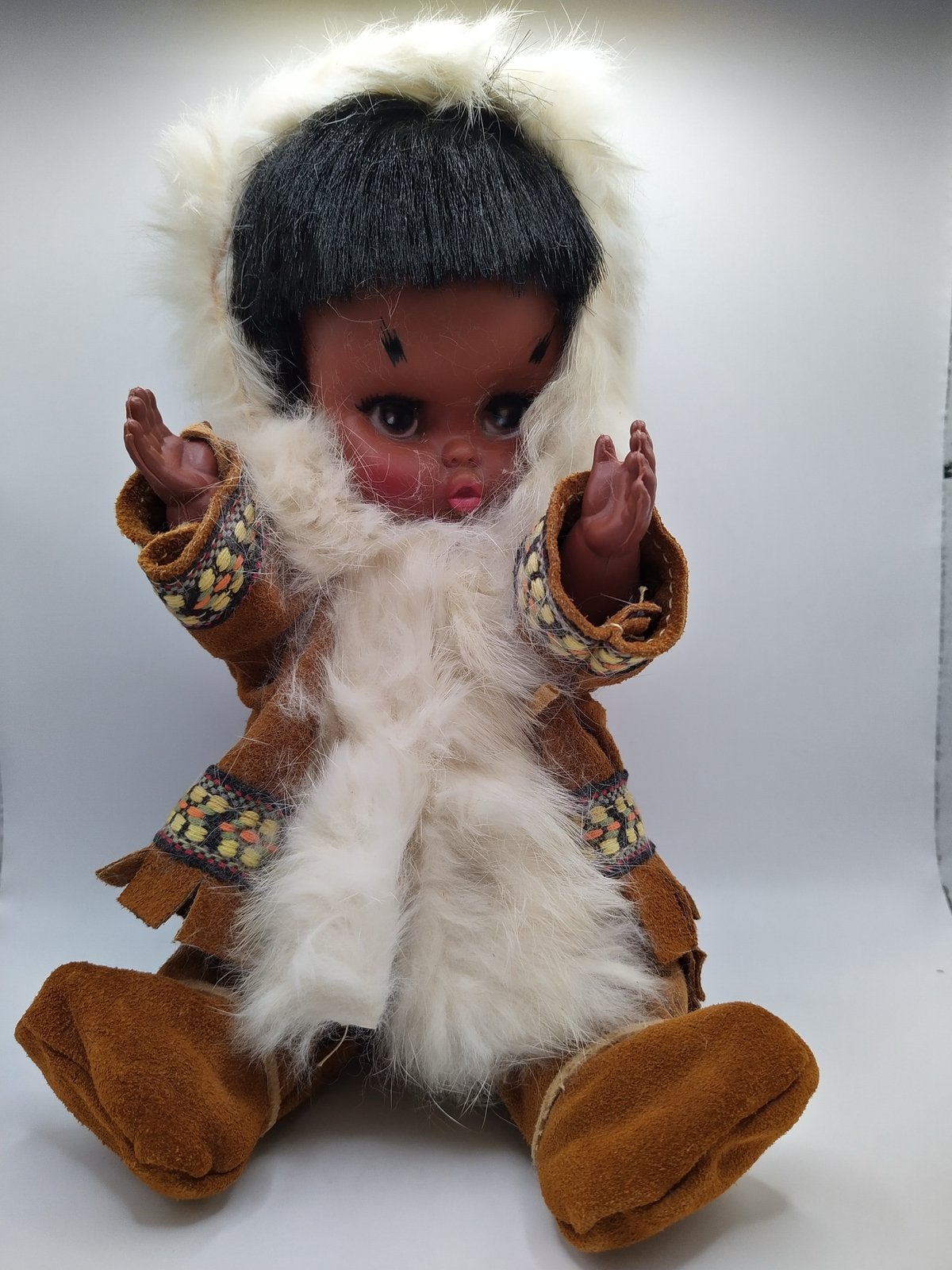 Klederdrachtt pop Inuit met lederen kleding., Verzamelen, Poppen, Ophalen of Verzenden, Zo goed als nieuw