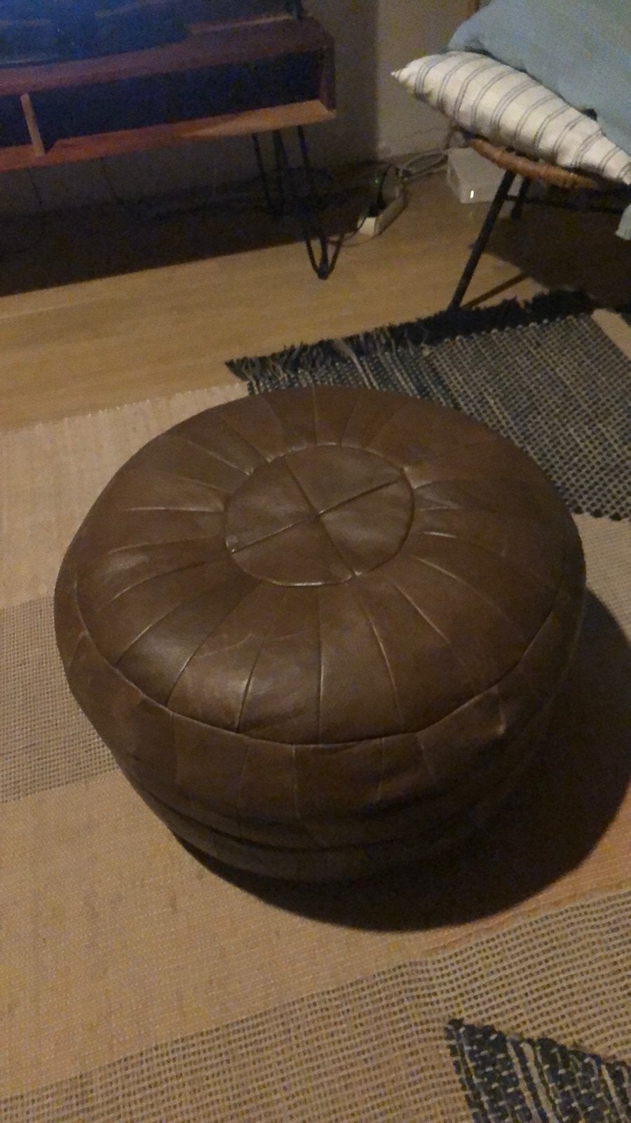 Grote leren poef, bruin, diameter 52 cm, hoogte 38 cm, Ophalen, Zo goed als nieuw, Rond, 50 tot 75 cm
