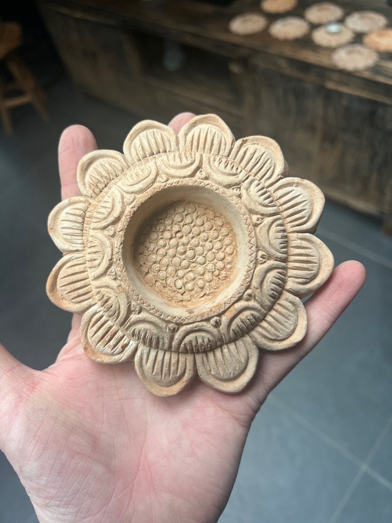 Indiase terracotta handwerk bloem kandelaar India, Huis en Inrichting, Woonaccessoires | Kandelaars en Kaarsen, Verburgt Vintage