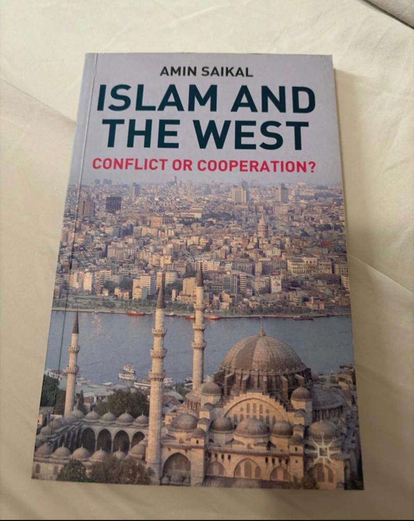 Islam and the West: Conflict or Cooperation? - Amin Saikal, Verzenden, Zo goed als nieuw, Overige onderwerpen, Achtergrond en Informatie
