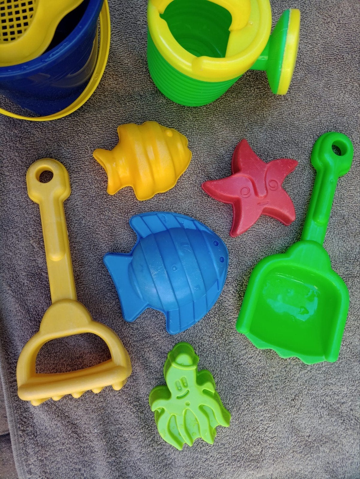 Zandbak set: gieter, schepjes, harkjes, zeef, vormp, Ophalen of Verzenden, Zo goed als nieuw