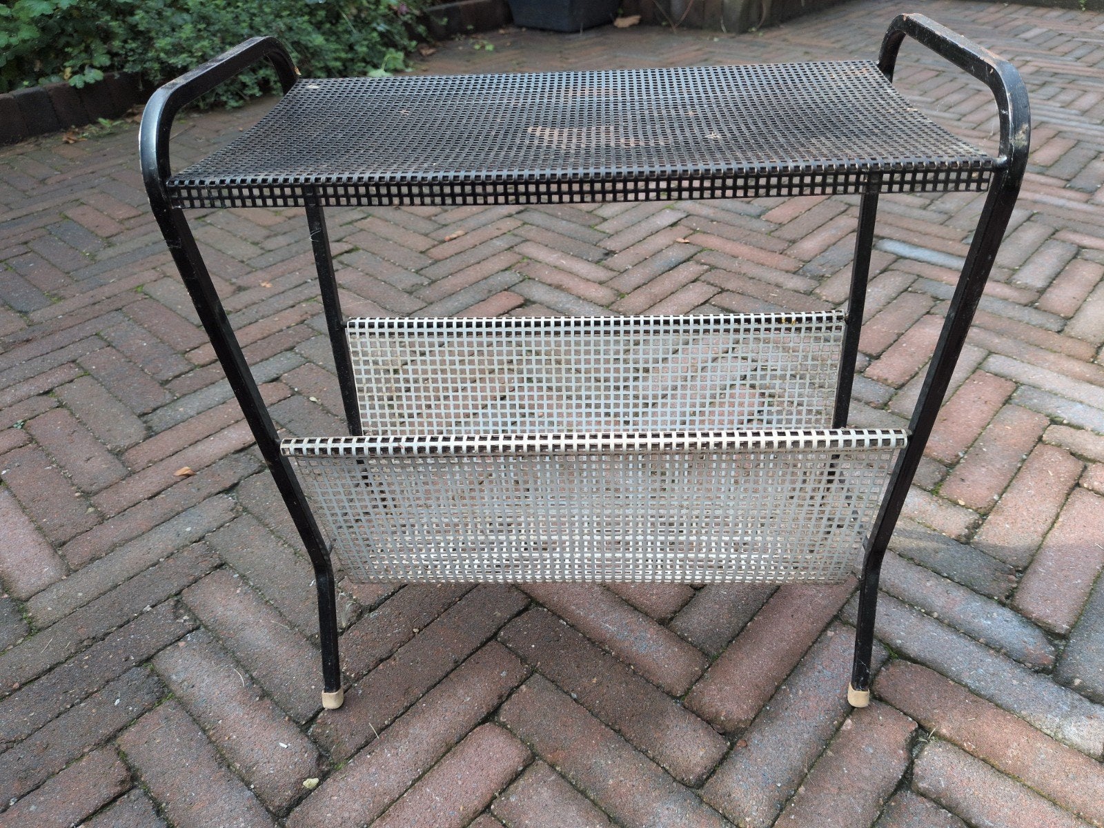 Vintage lectuurtafel / krantenbak met geperforeerd metaal, Ophalen, Gebruikt, Metaal, Lectuurtafel
