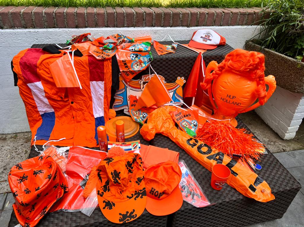 Oranje feestartikelen Hup Holland. In 1 koop., Ophalen of Verzenden, Zo goed als nieuw, Oranje of Koningsdag