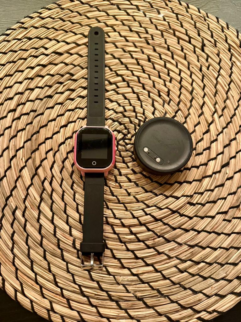 One2track tracking horloge inclusief lader, Sieraden, Tassen en Uiterlijk, Horloges | Kinderen, Ophalen of Verzenden, Zo goed als nieuw