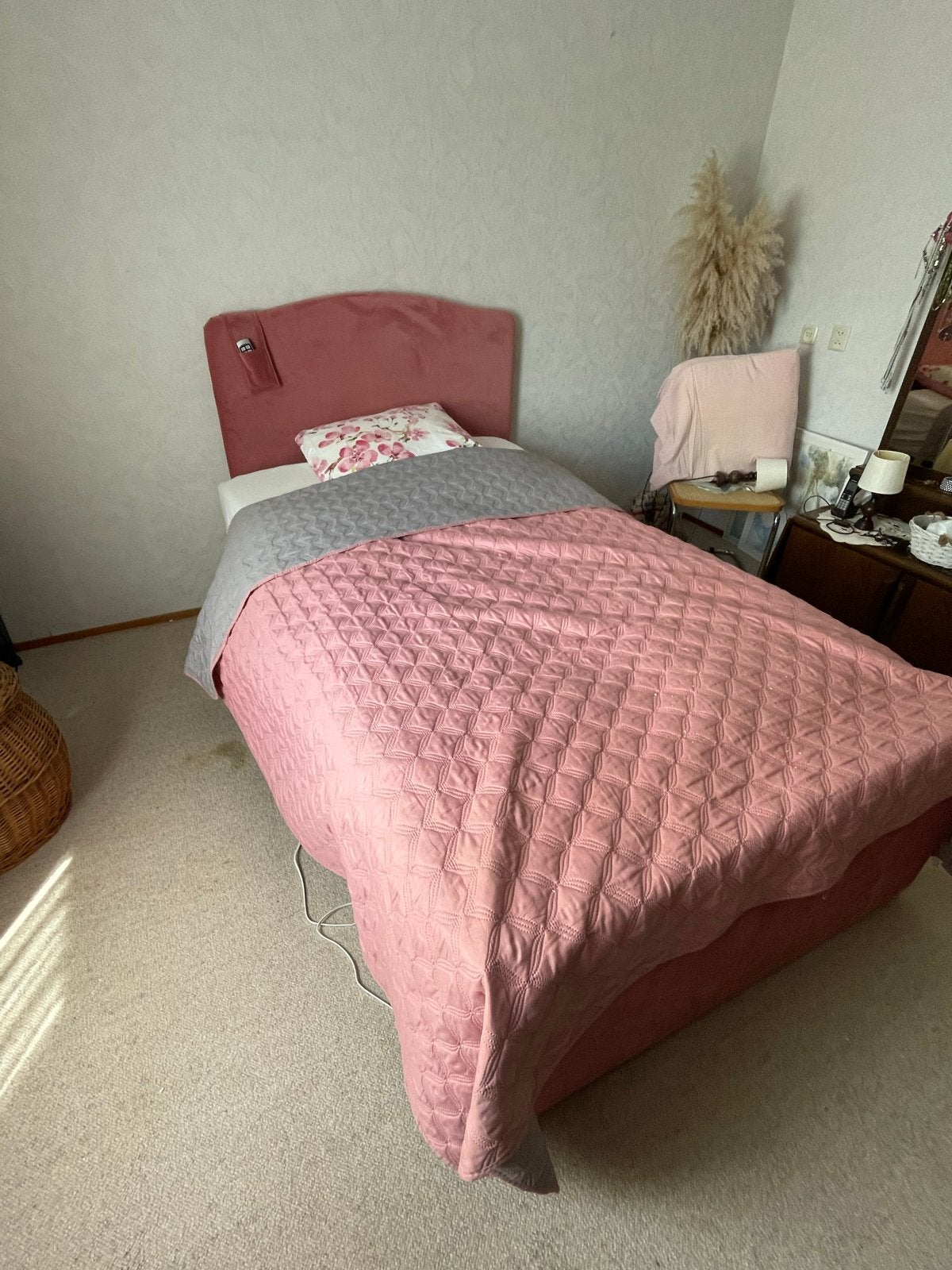 Elektrisch hoog/laag seniorenbed - 3 jaar oud, Huis en Inrichting, Slaapkamer | Bedden, Ophalen, Verstelbaar, 140 cm, Zo goed als nieuw