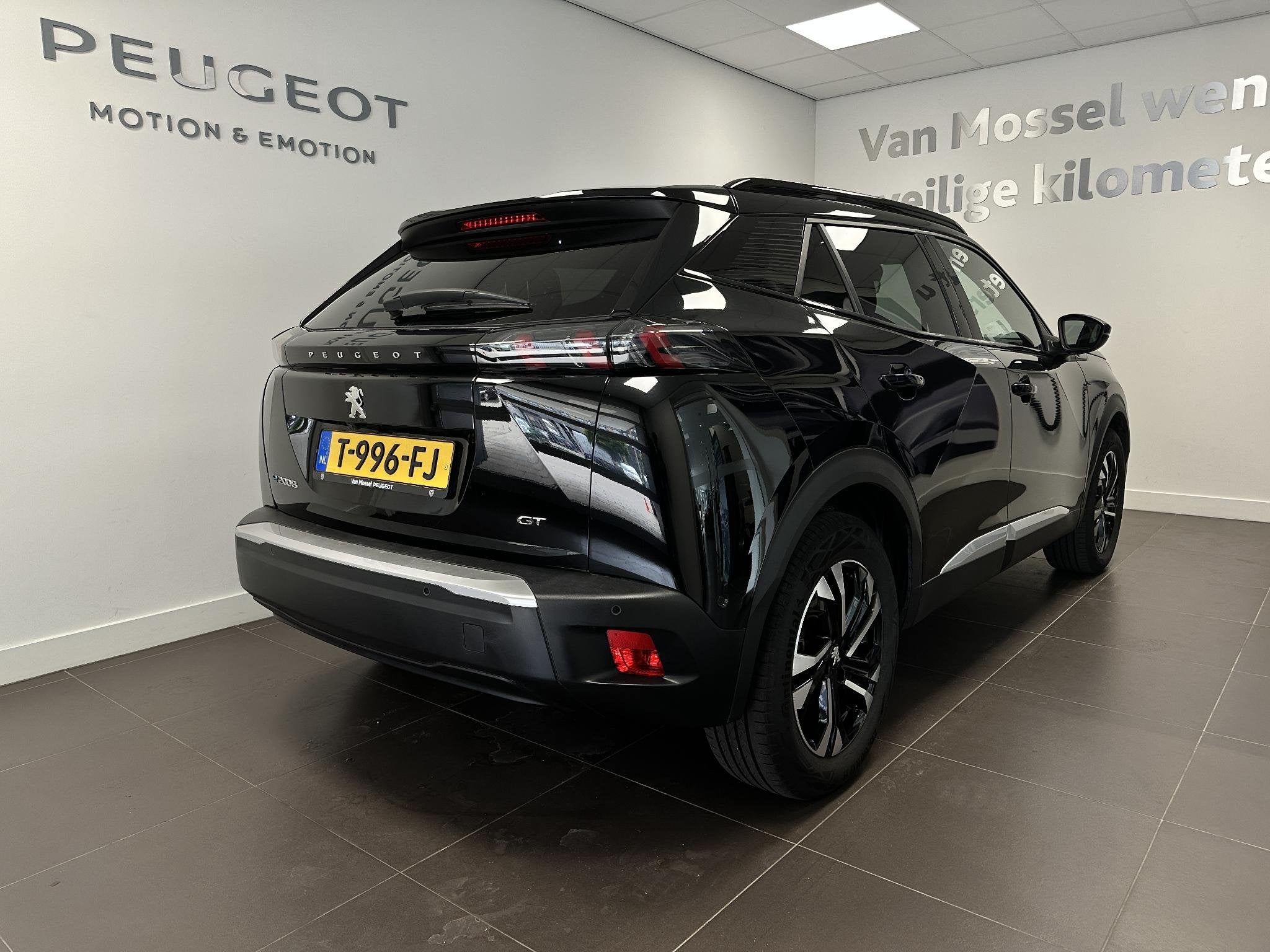 Peugeot e-2008 EV GT 50 kWh | Apple Carplay | Verwarmde voor, 136 pk, Leder en Stof, Zwart, Origineel Nederlands