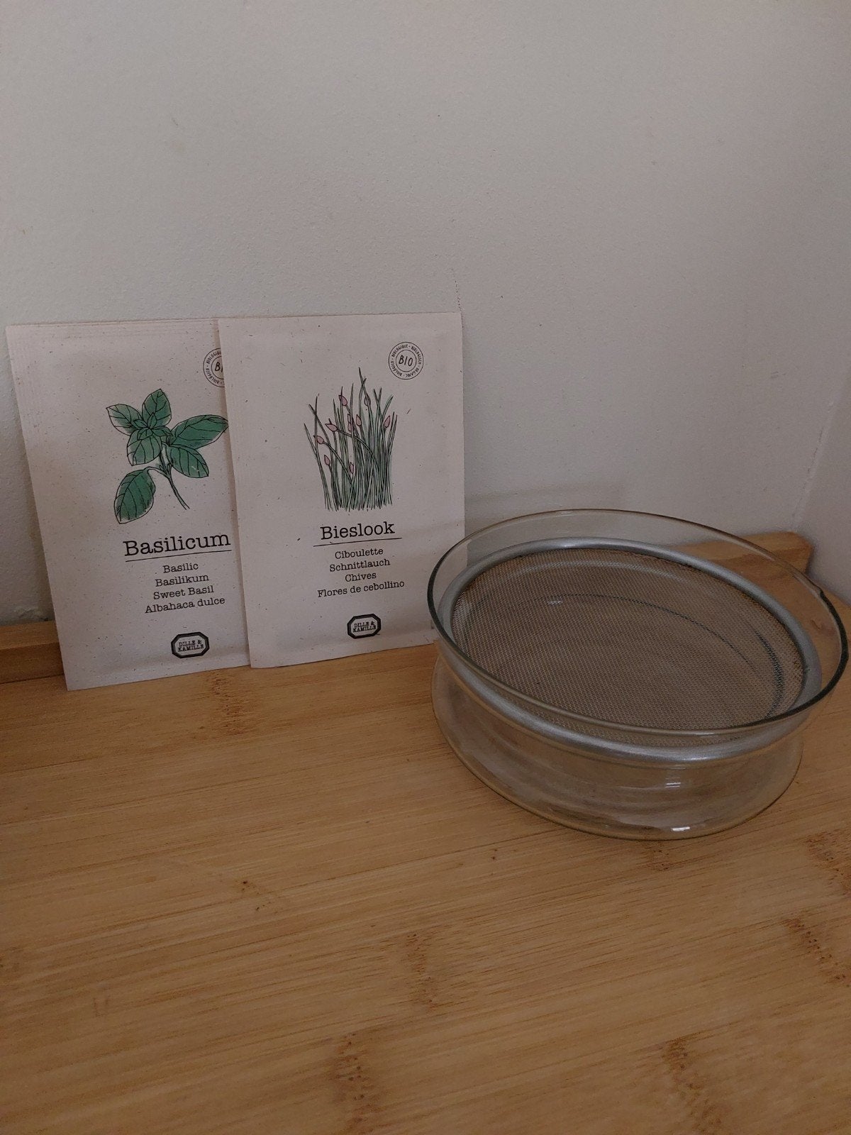 Praktisch kiemschaaltje met 2 zakjes zaadjes van Dille en Ka, Ophalen of Verzenden, Gebruikt, Kweekbak