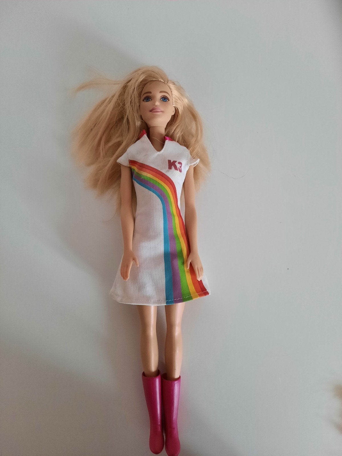 Barbie pop met K3 regenboogjurk en roze laarzen, Ophalen, Gebruikt, Barbie