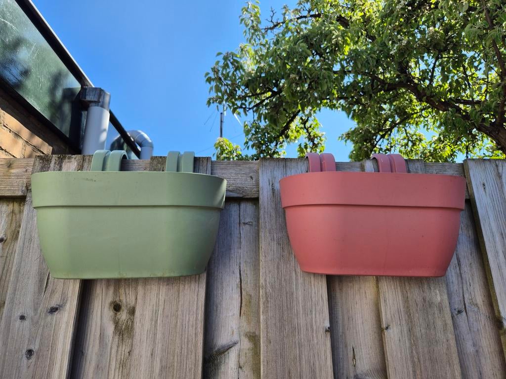 Leuke balkonbakken in verschillende kleuren, Tuin en Terras, Bloembakken en Plantenbakken, Ophalen, Kunststof, Gebruikt, Minder dan 30 cm