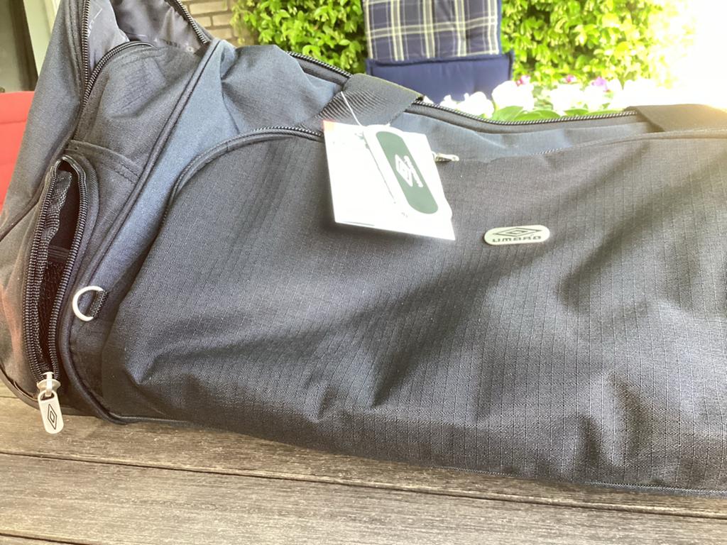 Umbro reistas met wieltjes - Zwart,     nieuw.   Ophalen, 30 cm of meer, Zwart, Ophalen of Verzenden, Zo goed als nieuw