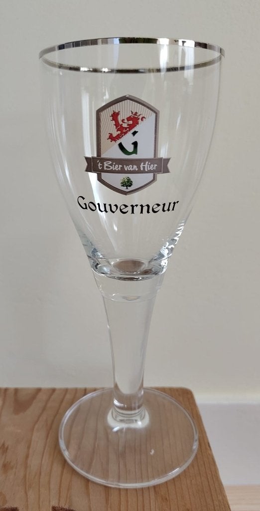 Bierglas op voet Gouverneur met zilverkleurige rand, Verzamelen, Ophalen of Verzenden, Gebruikt, Glas of Glazen, Overige merken