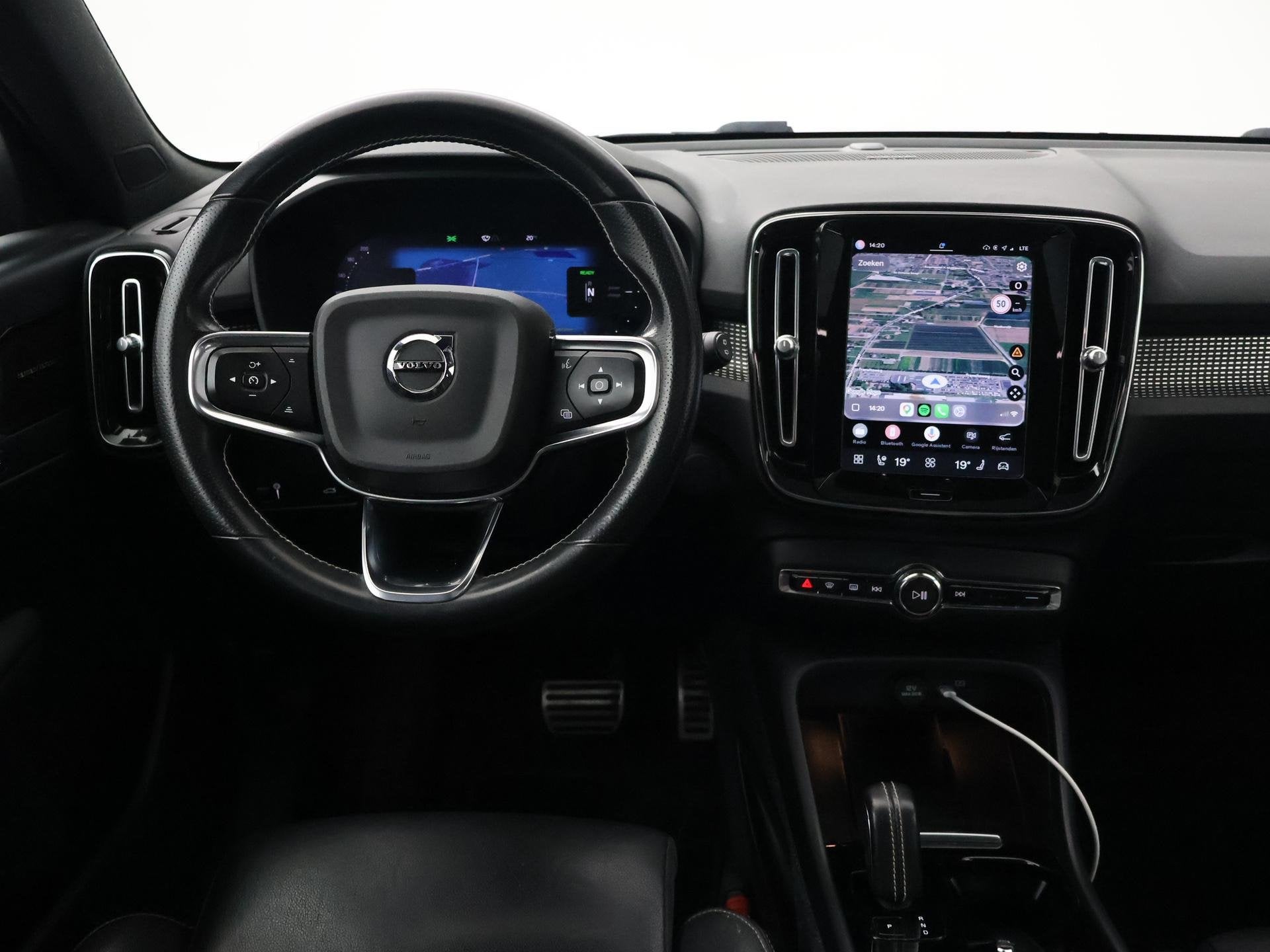 Volvo XC40 RECHARGE P8 408 PK R-DESIGN BTW + PANORAMA | H/K, Auto's, Gebruikt, Wit, 430 km, Vierwielaandrijving