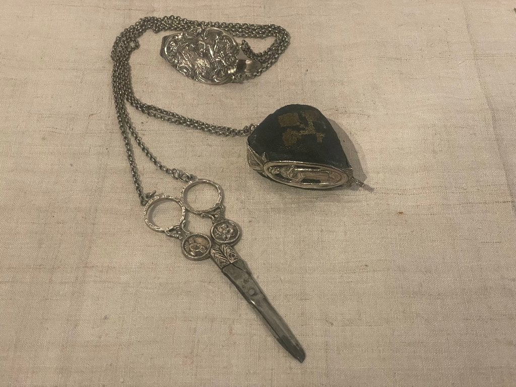 Friese chatelaine met haak schaar speldenkussen, Antiek en Kunst, Ophalen of Verzenden