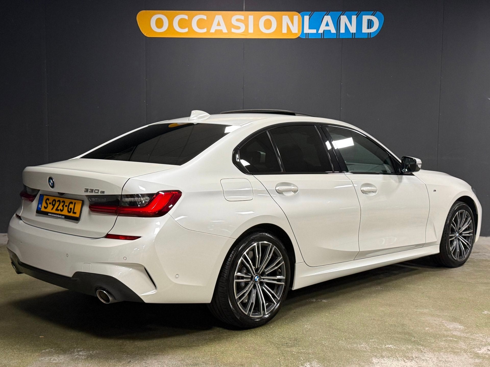 BMW 3-serie 330e M-Pakket|KANTELDAK|LASER|HUD|MEMORY|ACC|HAR, Auto's, BMW, 1998 cc, Achterwielaandrijving, Gebruikt, Wit