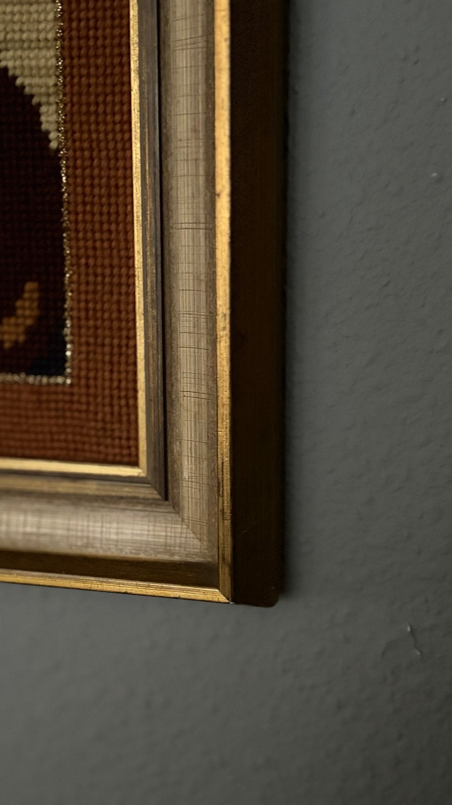 Vintage ingelijst borduurwerk: Man met hoed en veer, Antiek en Kunst, Ophalen of Verzenden