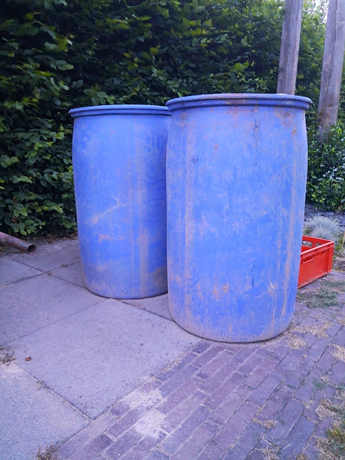 2x Grote kunststof tonnen, Tuin en Terras, Regentonnen, 150 liter of meer, Ophalen of Verzenden, Gebruikt, Kunststof