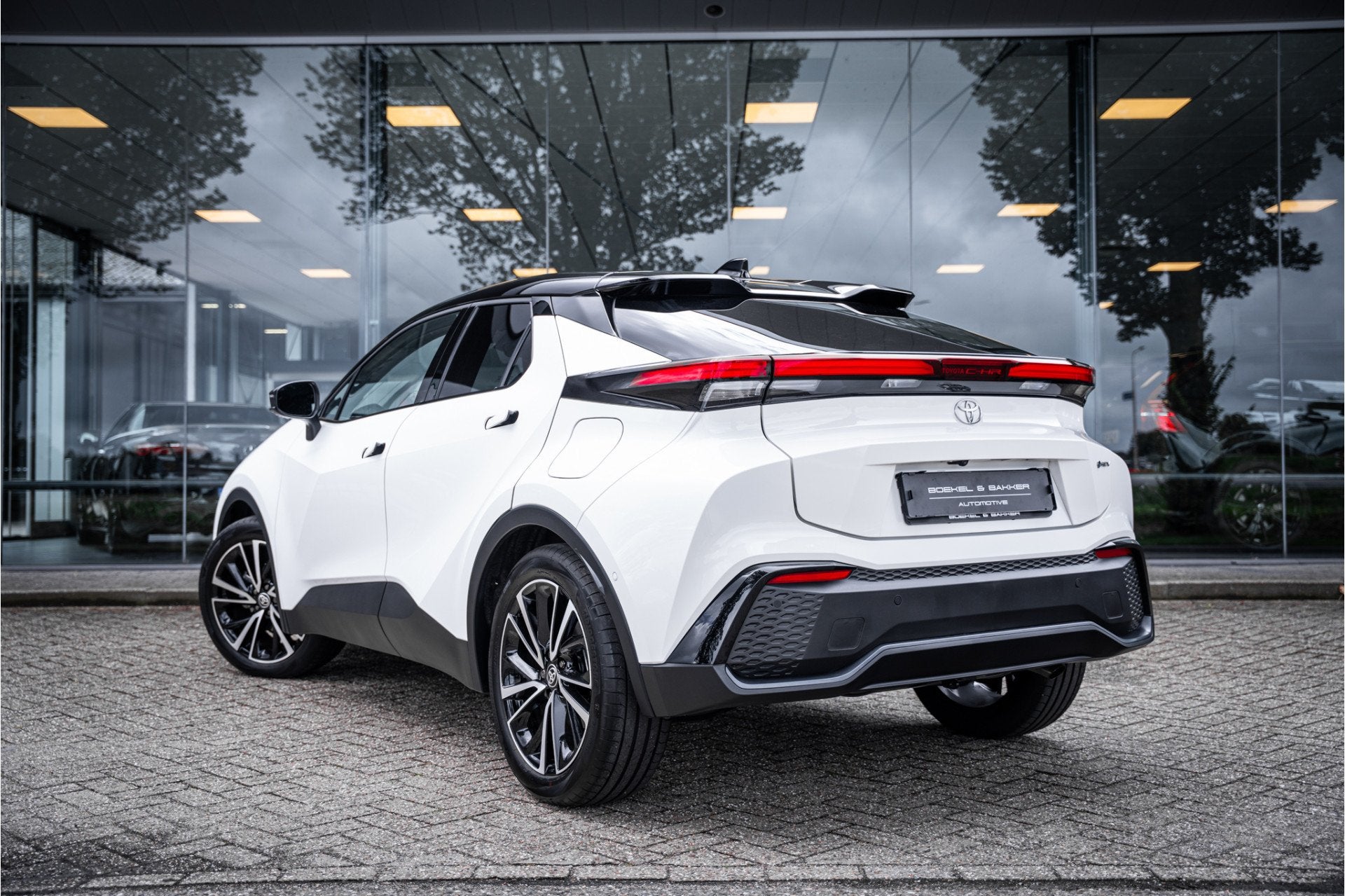 Toyota C-HR 1.8 Hybrid 140 Executive * Panodak * Trekhaak *, Auto's, 4 cilinders, Wit, Bedrijf, Hybride Elektrisch/Benzine