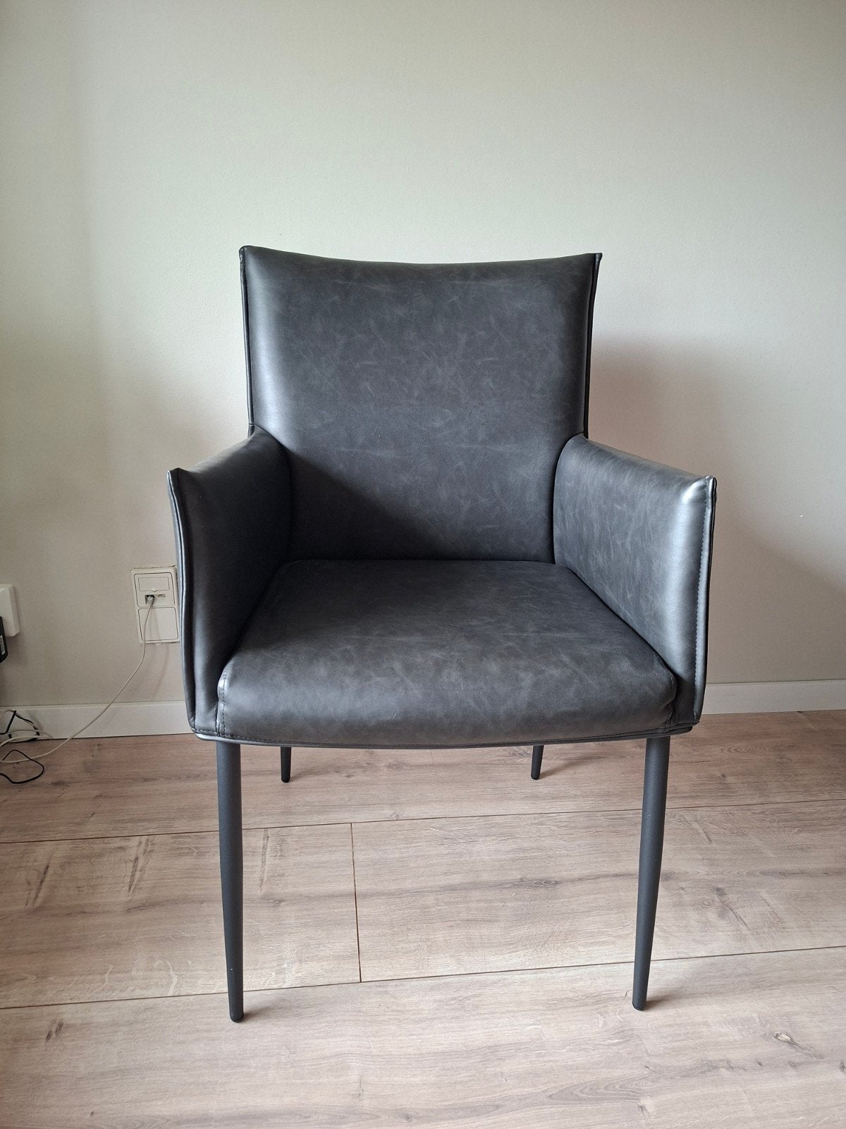 2x Moderne zwarte eetkamerstoelen met armleuningen, Ophalen, Zo goed als nieuw, Metaal, Eén