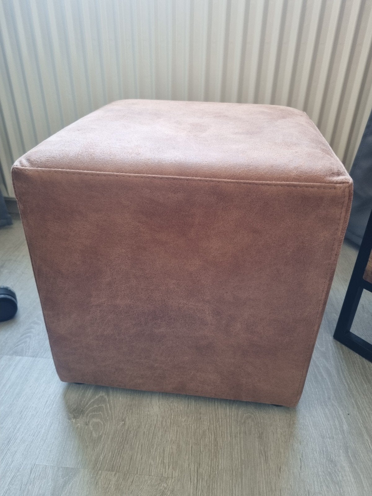 Bruine nette ledere poef, Ophalen, Minder dan 50 cm, Vierkant, Zo goed als nieuw