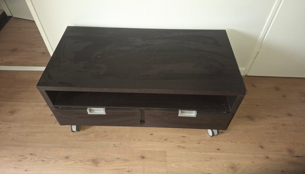 Zwart houten tv kastje op wieltjes., Gebruikt, 100 tot 150 cm, Ophalen of Verzenden, Minder dan 100 cm