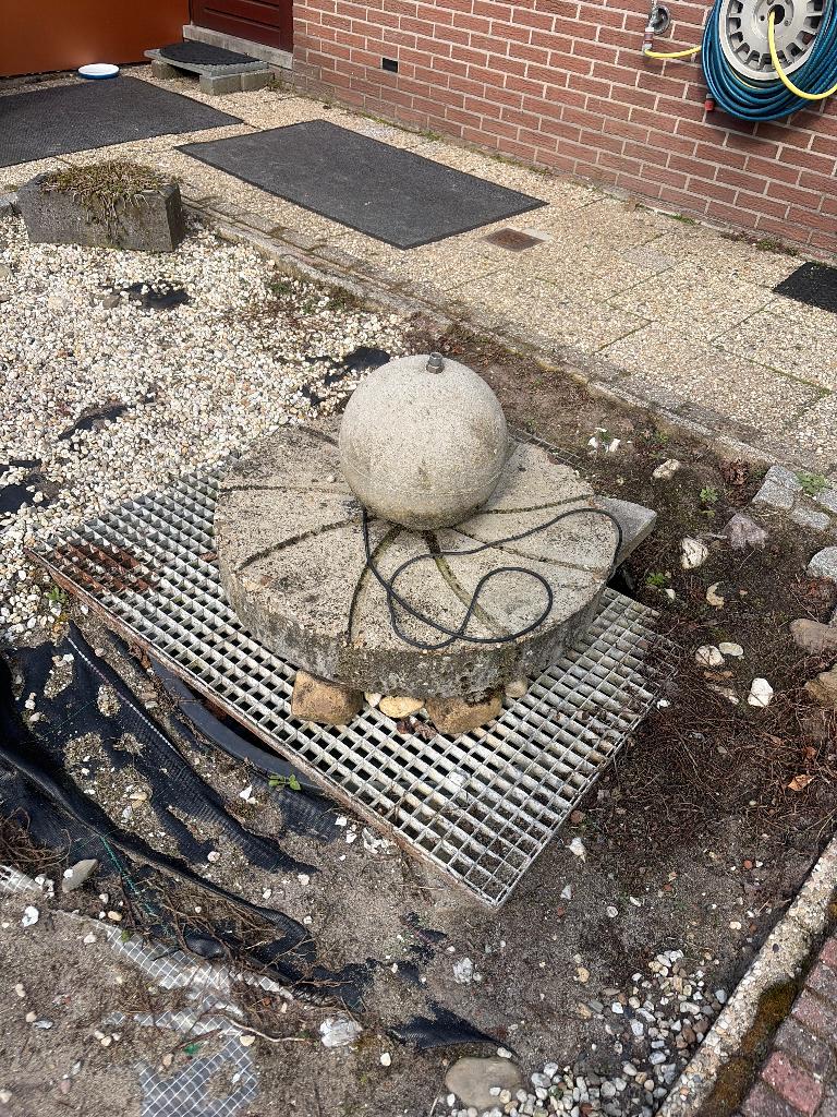 Waterpartij met molensteen, Tuin en Terras, Ophalen