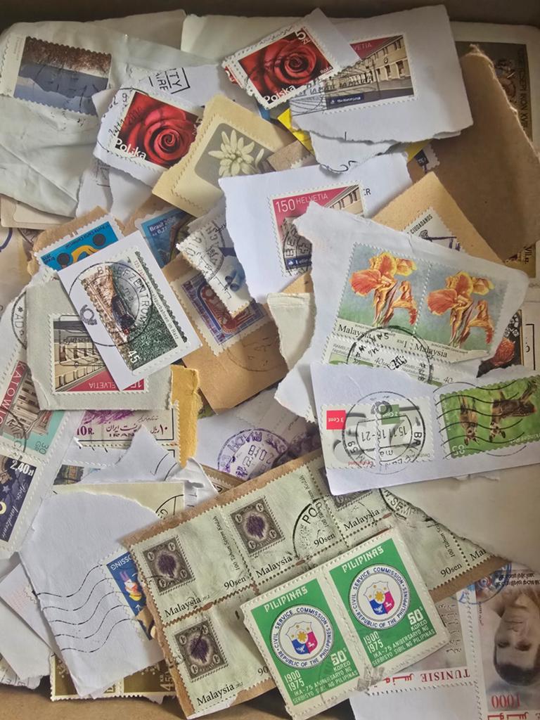 Bijna 2 kilo(waar) aan uitzoekplezier, Postzegels en Munten, Postzegels | Volle albums en Verzamelingen, Ophalen of Verzenden