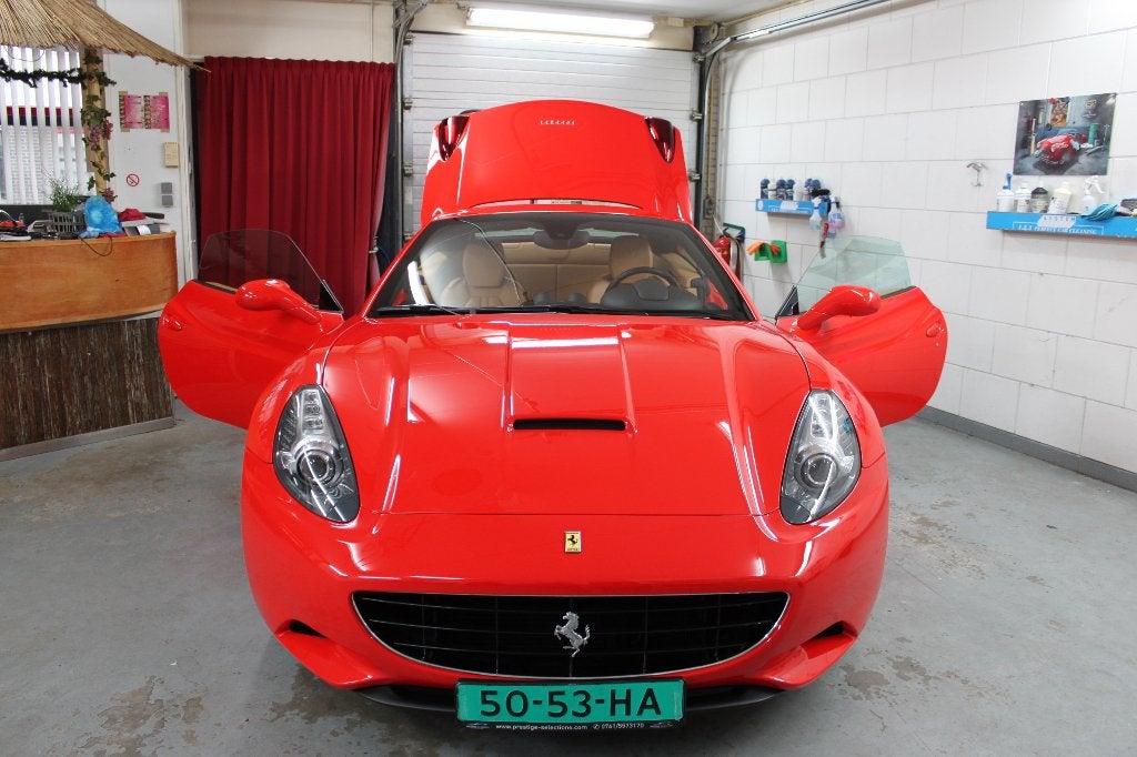 Schadereparaties en prof. poetswalhalla voor elke luxeauto.