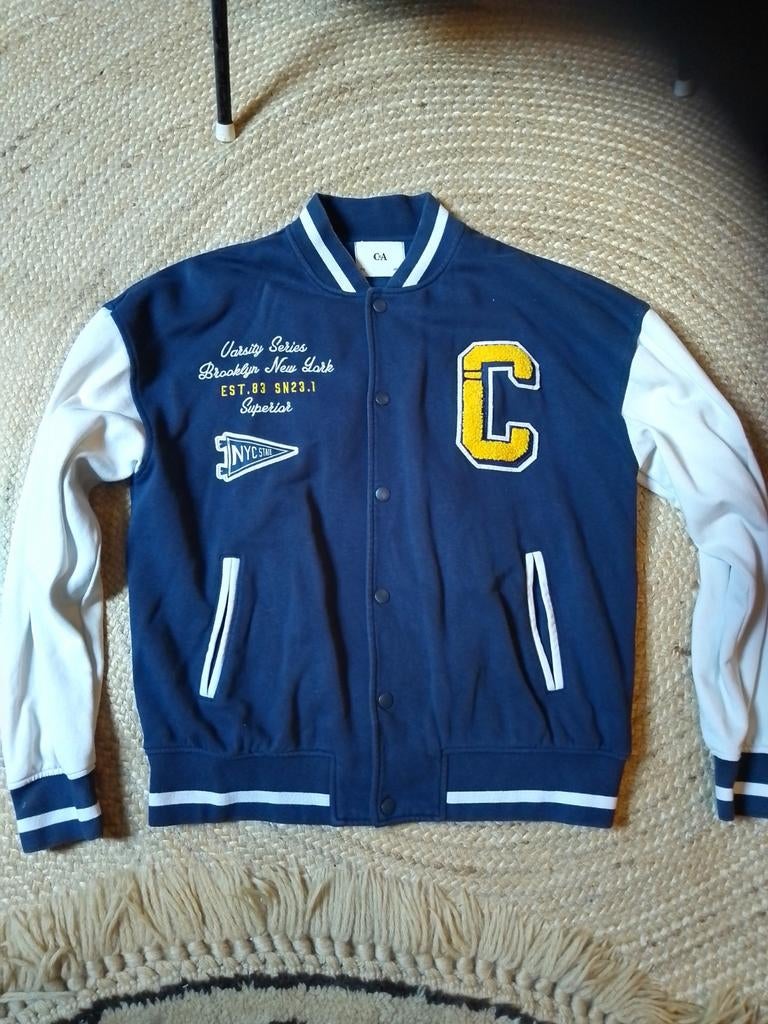 C&A Varsity Jacket - Blauw/Wit met 'C' patch maat 170, Kinderen en Baby's, Kinderkleding | Maat 170, Gebruikt, Jongen, Jas, Ophalen of Verzenden