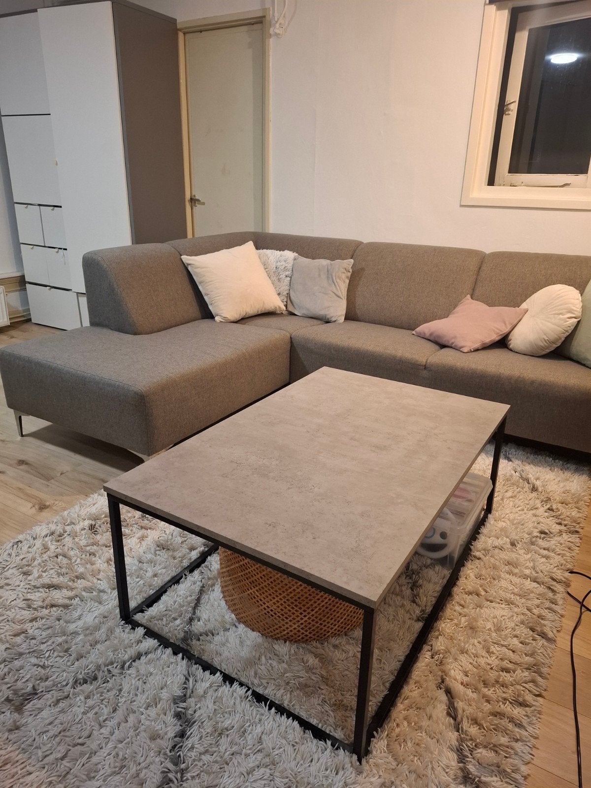 Moderne salontafel met betonlook blad en metalen frame, Ophalen, 100 tot 150 cm, Modern, Industrieel, Overige materialen