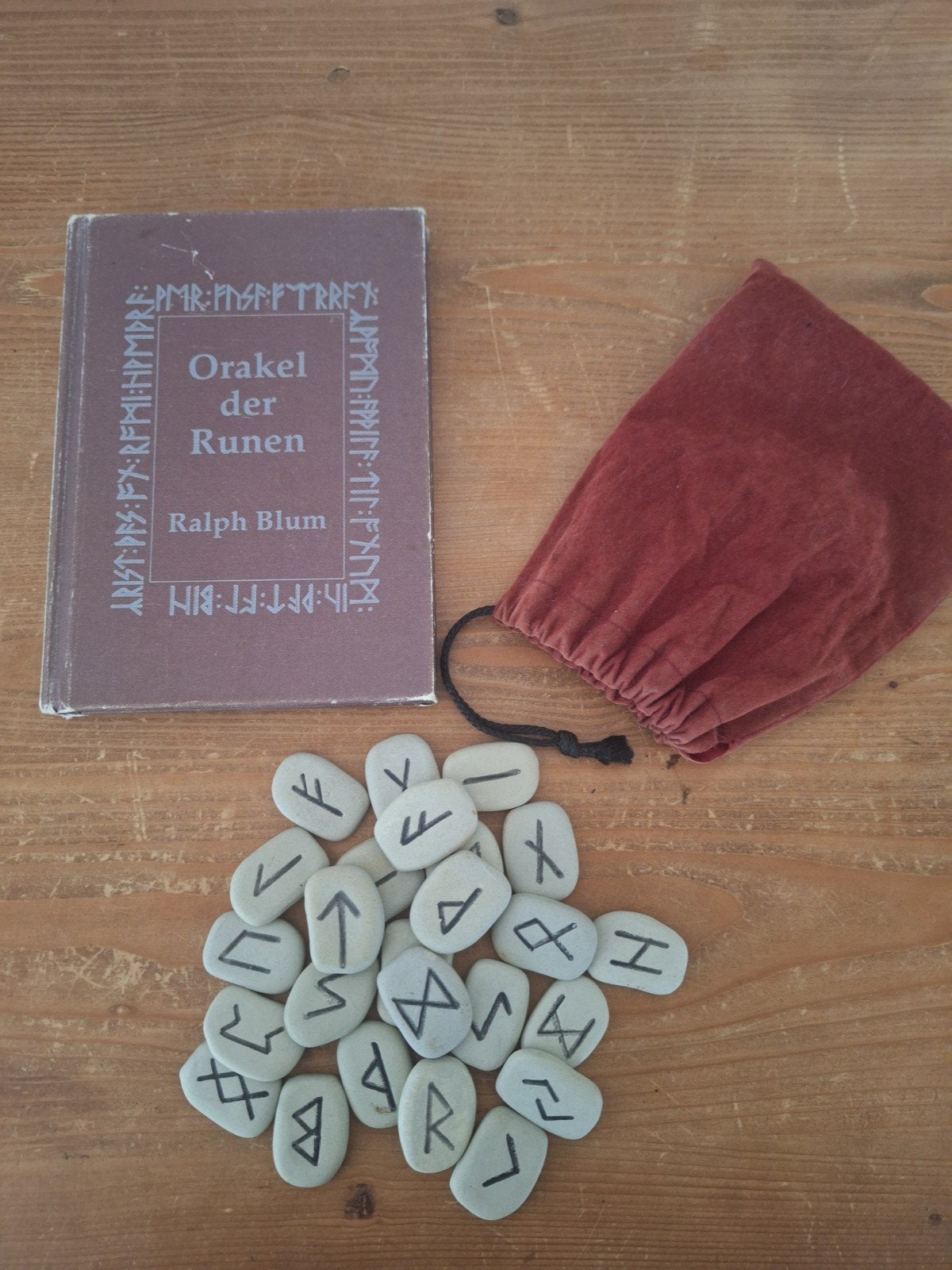 Orakel der Runen - Ralph Blum met runenstenen en zakje, Ophalen of Verzenden, Gelezen, Tarot of Kaarten leggen, Overige typen