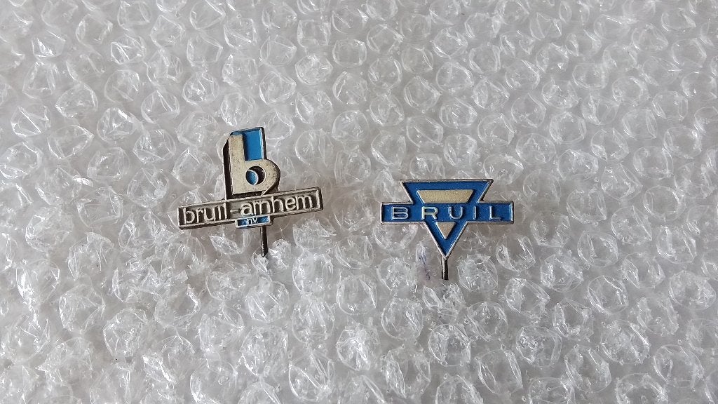 2 verschillende speldjes van bruil wegenbouw uit Arnhem, Verzamelen, Ophalen of Verzenden, Zo goed als nieuw, Overige onderwerpen