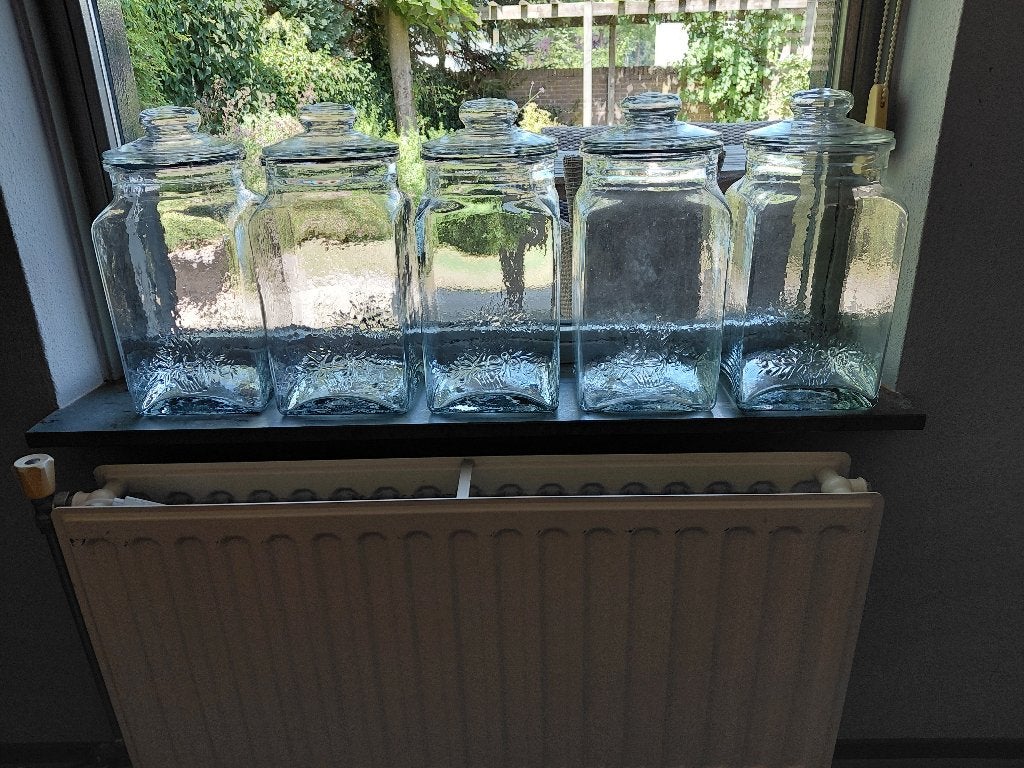 5 glazen voorraadpotten, Ophalen