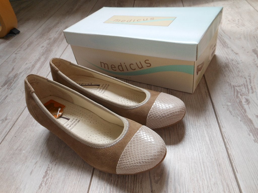 NIEUWE leren schoenen van MEDICUS, Kleding | Dames, Schoenen, Ophalen of Verzenden, Nieuw, Overige kleuren, Sneakers of Gympen