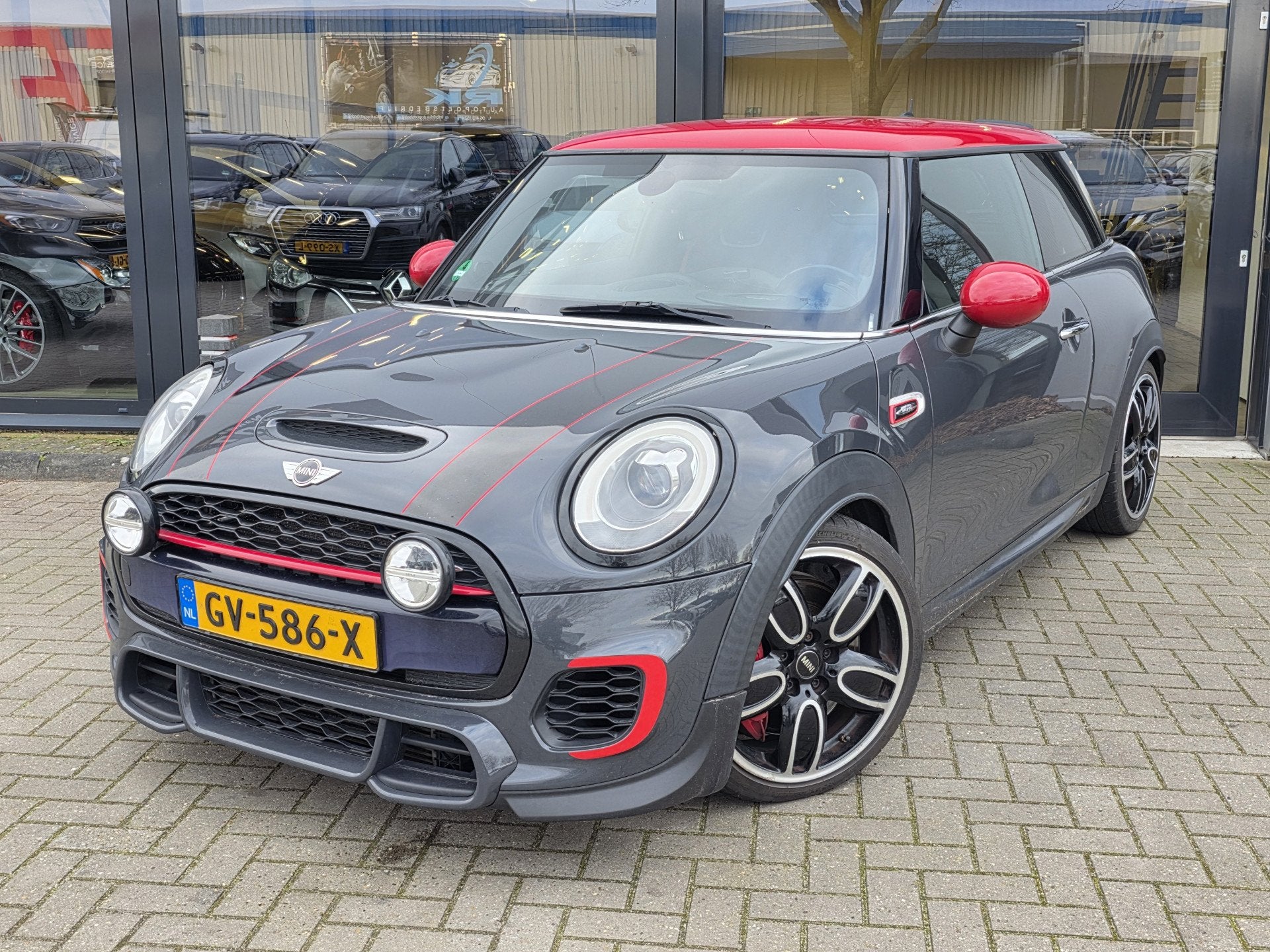MINI Cooper Mini 2.0 John Works + CAMERA + HARMAN KARDON + A, 1998 cc, 4 cilinders, 4 stoelen, Alcantara
