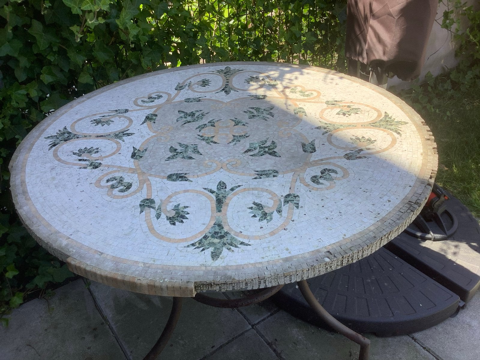 Mozaïek marmeren tuintafel rond,metalen onderstel,beschadigd, Ophalen, Gebruikt, Rond, Metaal