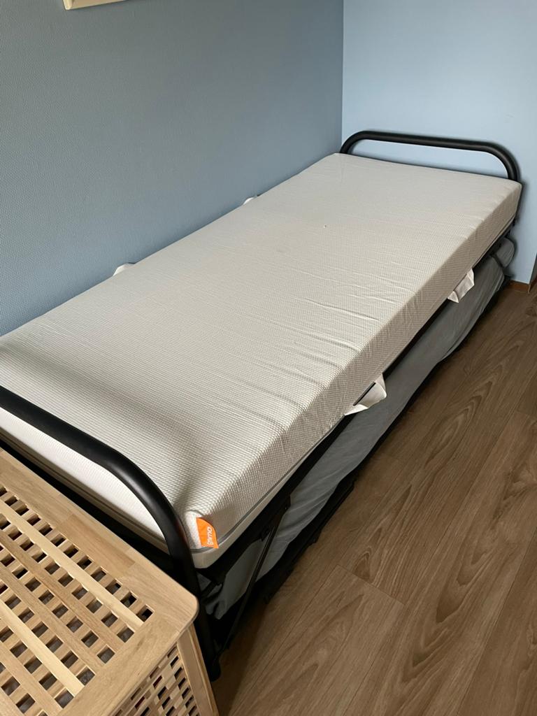 Bed met onderschuif + 2 Emma matrassen, Ophalen, 90 cm, Eenpersoons, Bruin