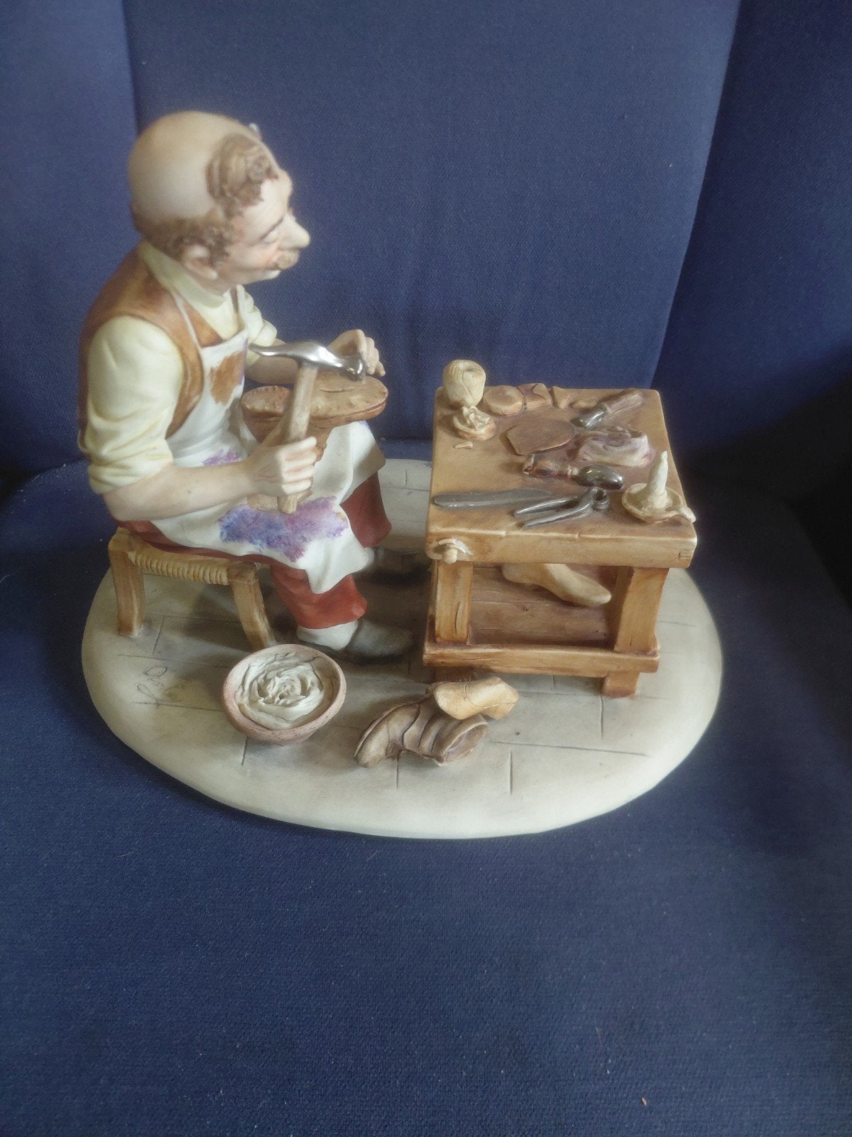 Vintage beeldje schoenmaker aan het werk, Ophalen of Verzenden, Gebruikt, Mens