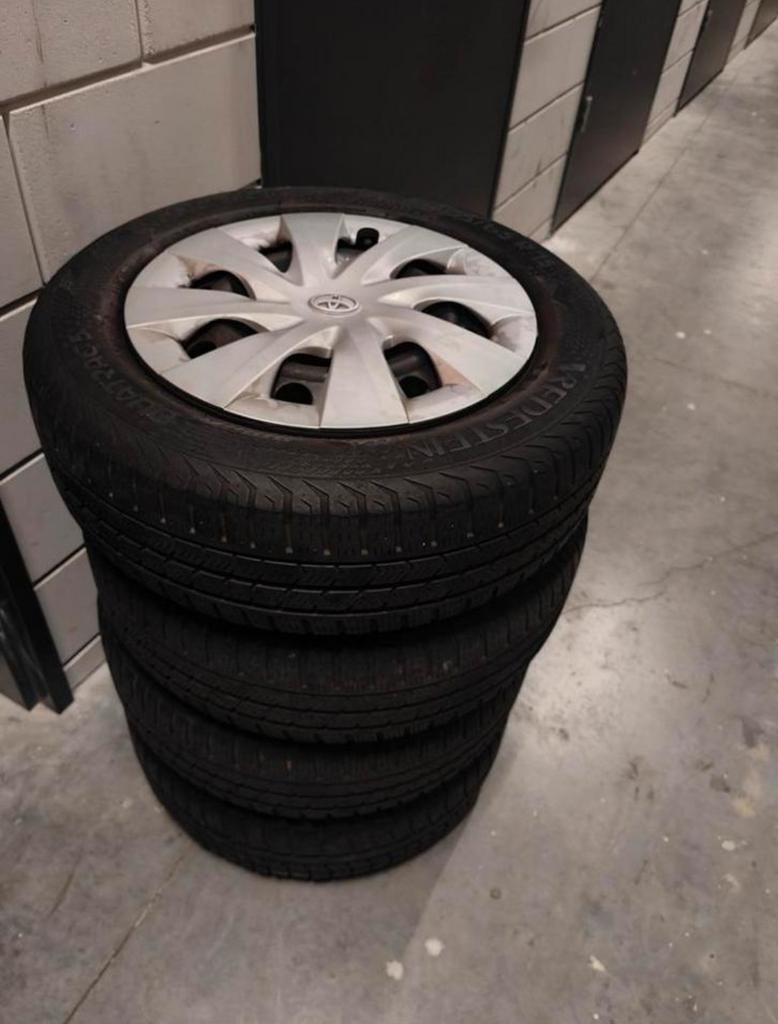 4 wielen 15” Toyota wieldoppen + velgen + banden all-season, Auto-onderdelen, Ophalen, Toyota