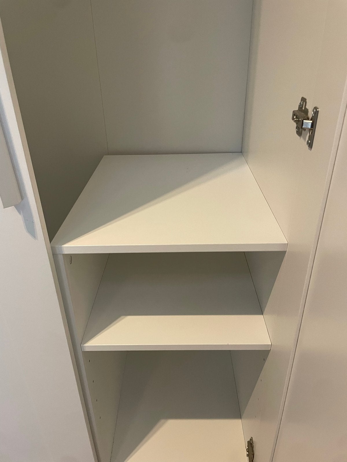 Witte kledingkast met planken en hangruimte, Ophalen, Met plank(en), 100 tot 150 cm, 200 cm of meer