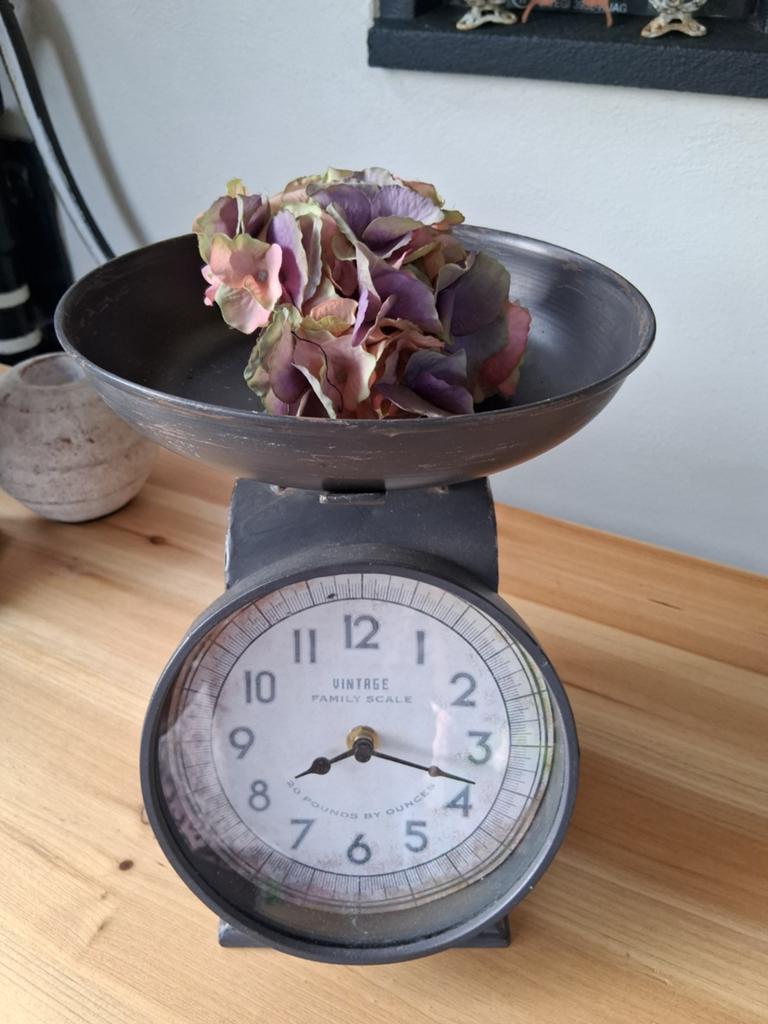 Vintage Decoratieve Weegschaal met Klok - Landelijke Stijl, Huis en Inrichting, Woonaccessoires | Klokken, Ophalen, Wandklok