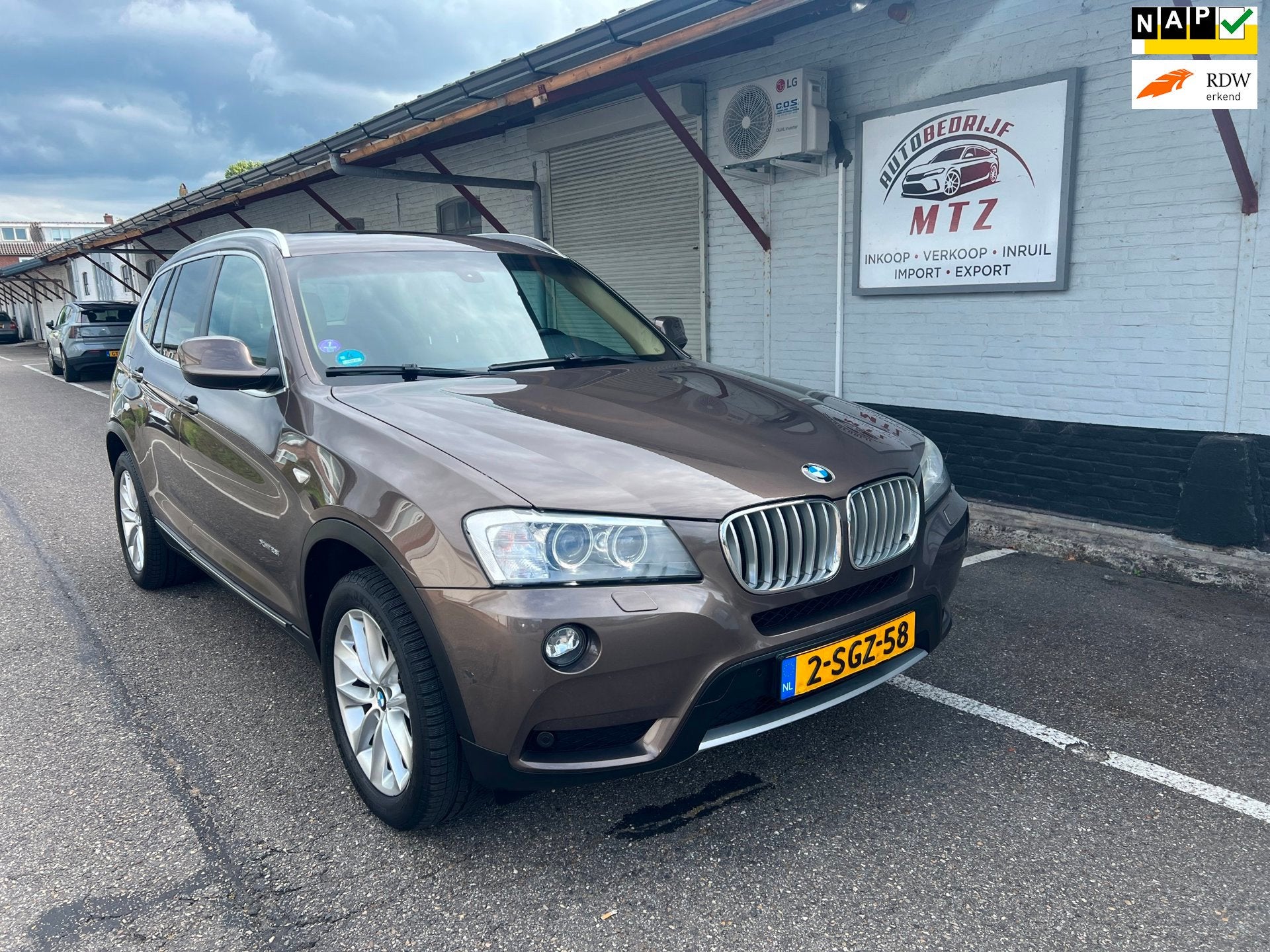 BMW X3 XDrive28i High Executive|BOM VOLL|PANO|LEDER|DEALER O, Auto's, Gebruikt, 4 cilinders, Bruin, Bedrijf