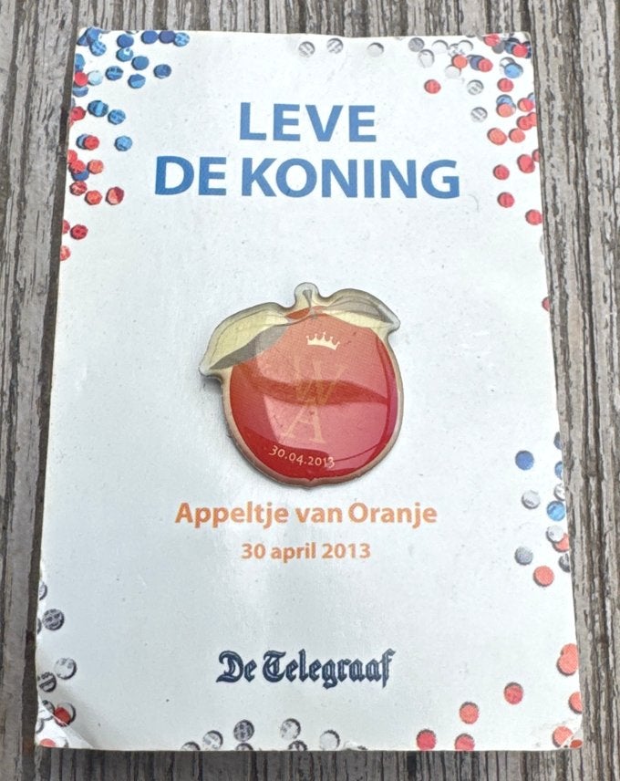 Appeltje van Oranje Speldje - Leve de Koning 30 april 2013, Verzamelen, Ophalen of Verzenden, Zo goed als nieuw, Nederland, Speld(je) of Lepel(tje)