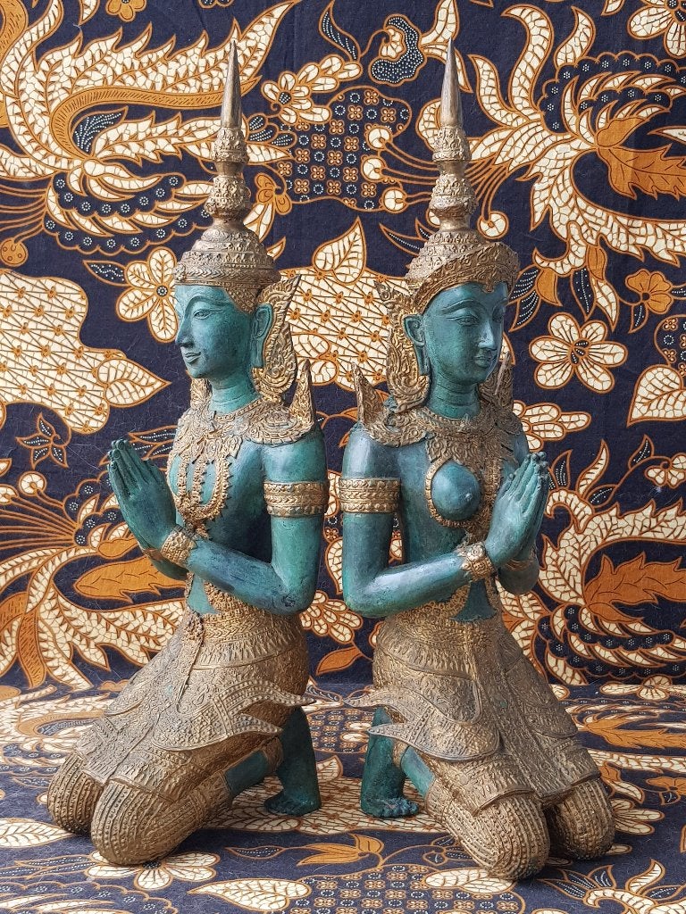 Prachtig stel grote oude Oosterse tempelwachters van brons.