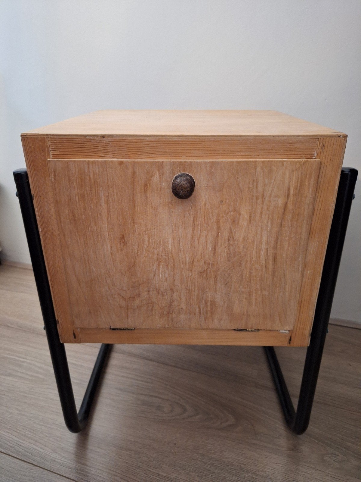 Vintage nachtkasje met kleurrijke binnenkant, Ophalen, Gebruikt, Minder dan 45 cm