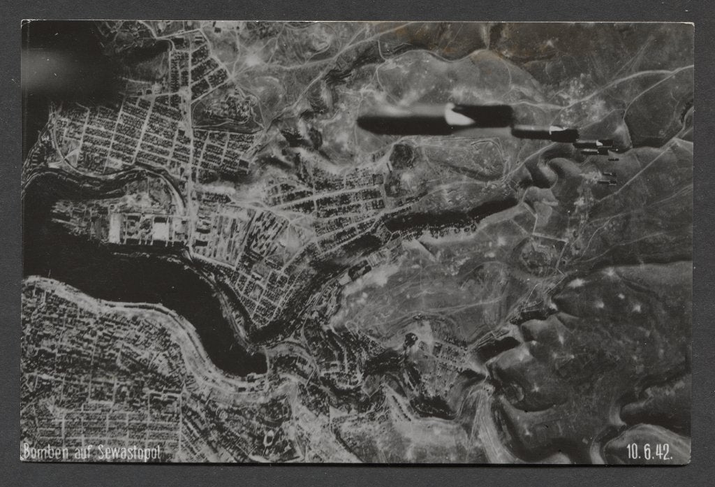 WOII foto: bommen op Sewastopol 10-6-1942 vanuit bommenwerpe, Verzamelen, Verzenden, Luchtmacht, Duitsland, Foto of Poster