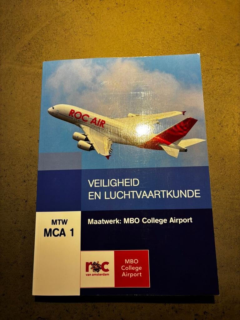Boek Veiligheid en Luchtvaartkunde - Stewardess Opleiding, Ophalen of Verzenden, Zo goed als nieuw, MBO, Onbekend