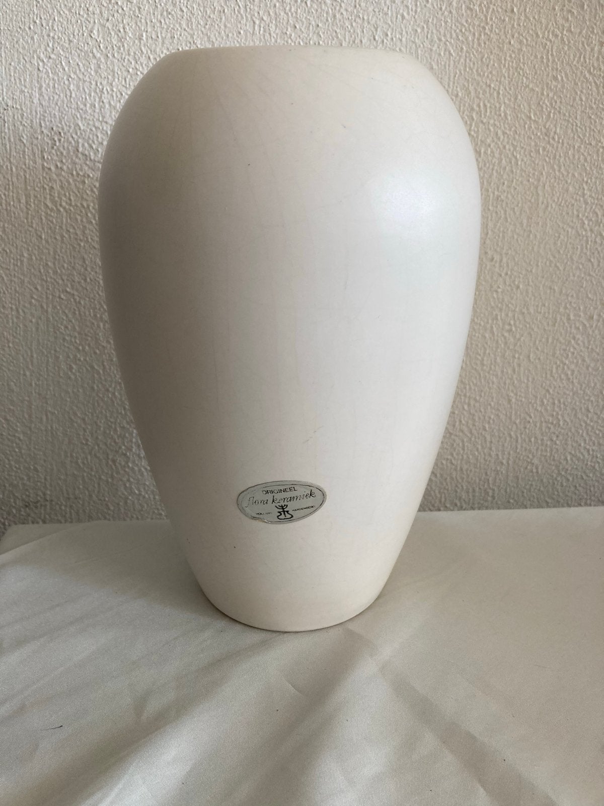 Minimalistische mat witte vaas van Flora Keramiek Hardenberg, Ophalen of Verzenden