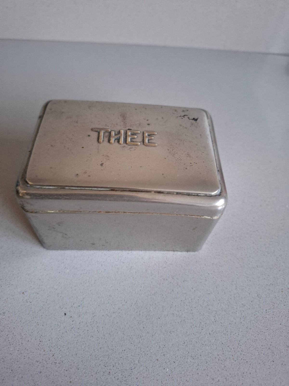 Vintage Theeblikje - Zilverkleurig met 'THEE' reliëf, Antiek en Kunst, Ophalen of Verzenden